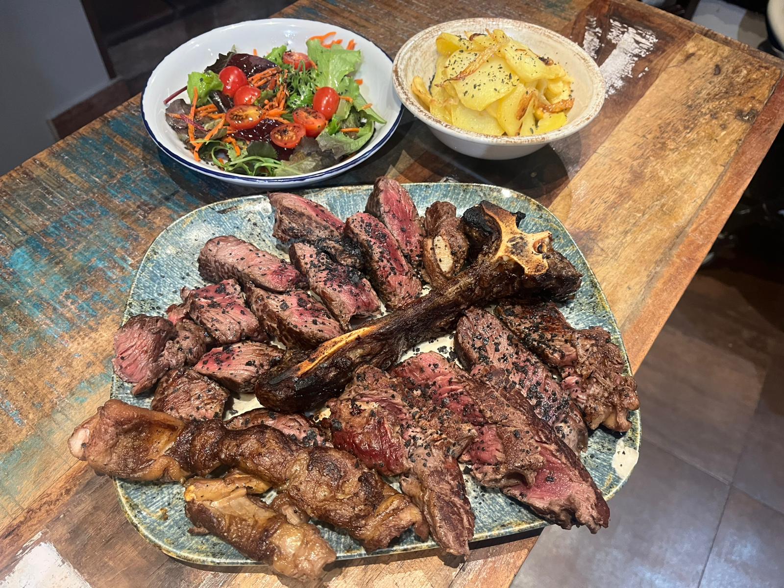 Parrillada de carnes a la brasa en El Rincón de Patones, Patones de Arriba