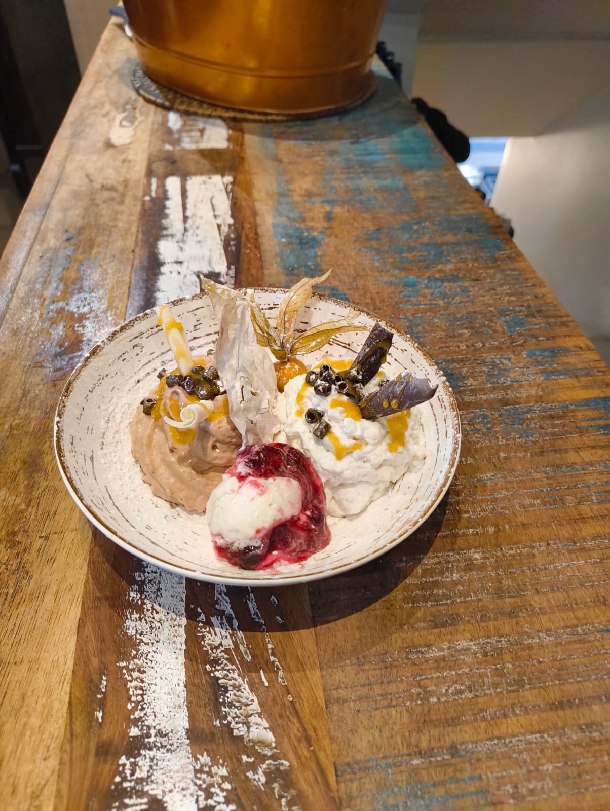 Postre con helado artesanal