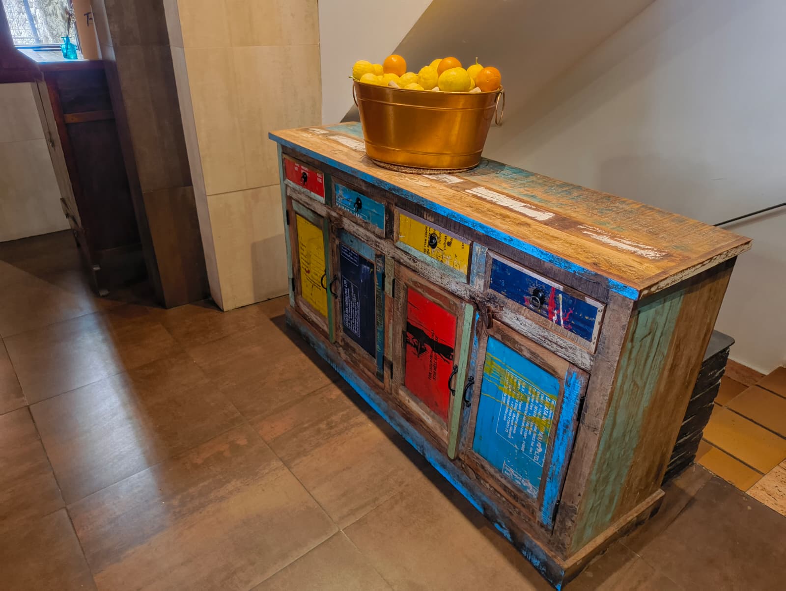 Mueble colorido artesanal